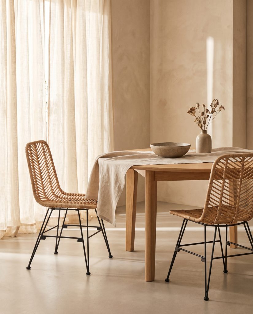 Chaises Nadia autour d'une table en chêne