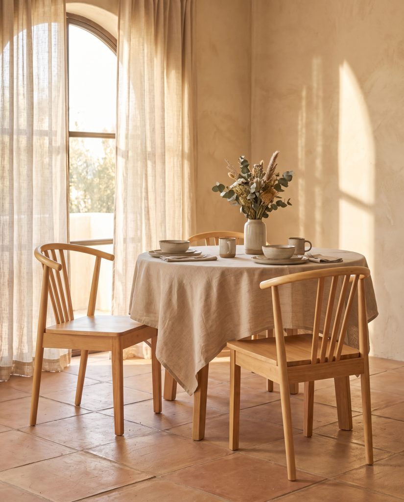 Chaise Elio, bois naturel – en situation