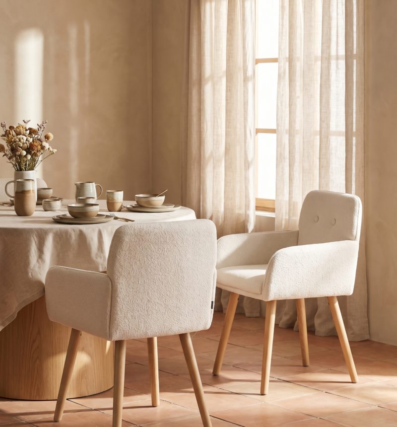 Chaise Maë, bouclé crème – en situation
