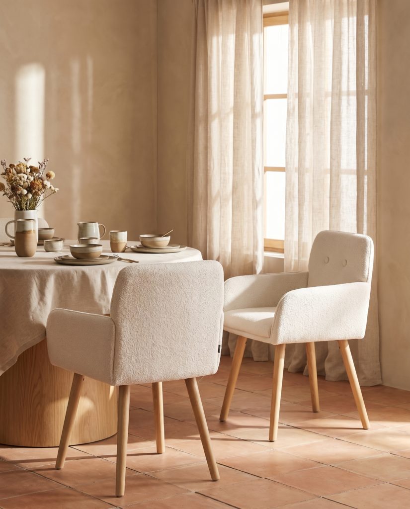 Chaise Maë, bouclé crème – en situation