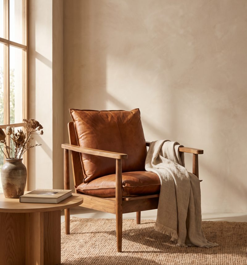 Fauteuil Hugo, cuir et acacia – en situation