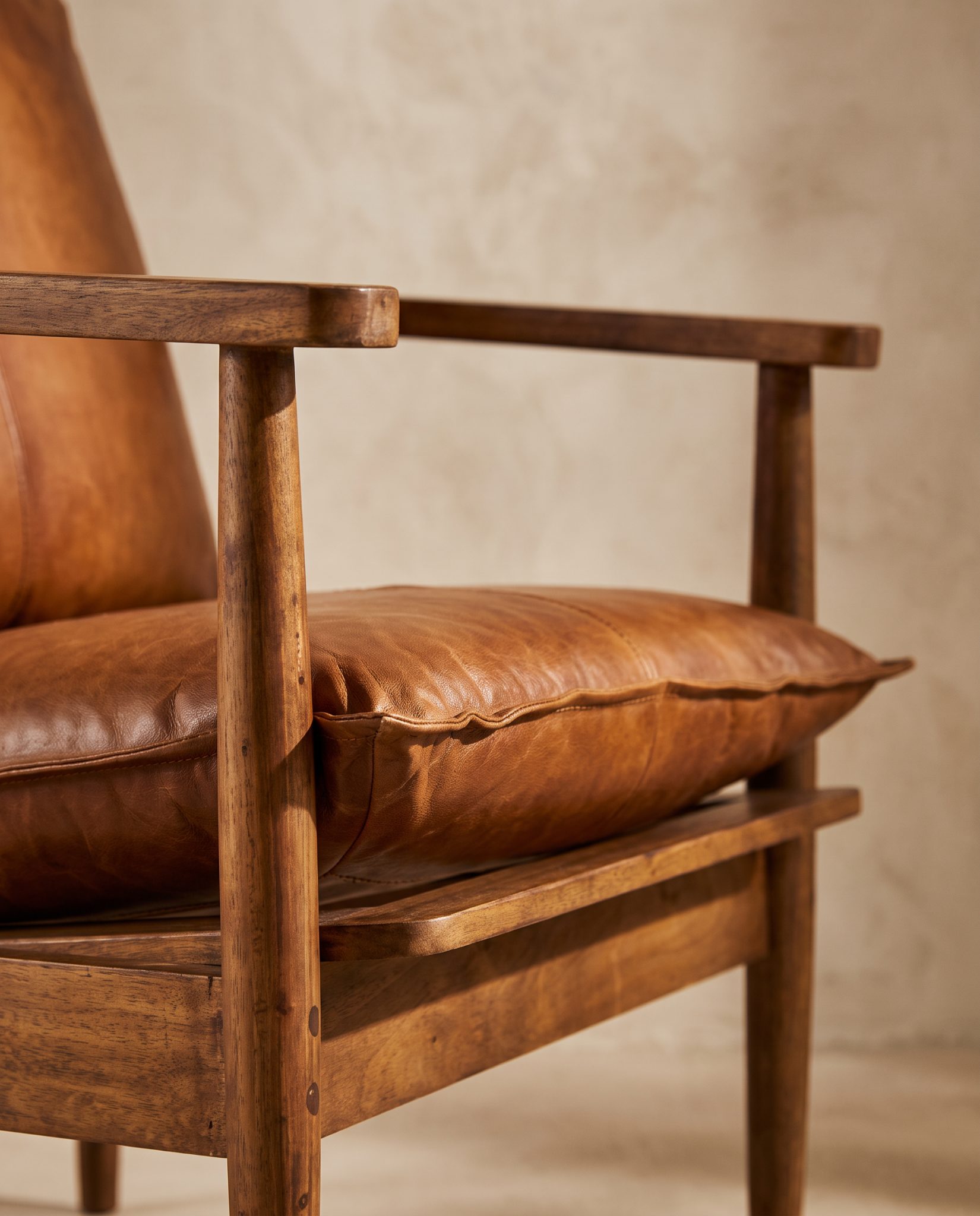 Fauteuil Hugo, cuir et acacia – détail