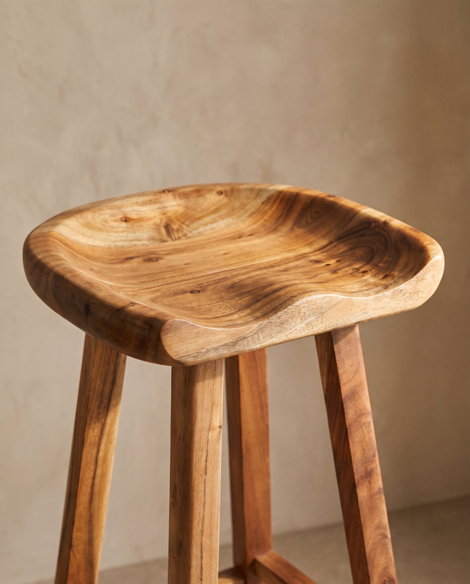 Tabouret de bar Arbo, acacia – détail
