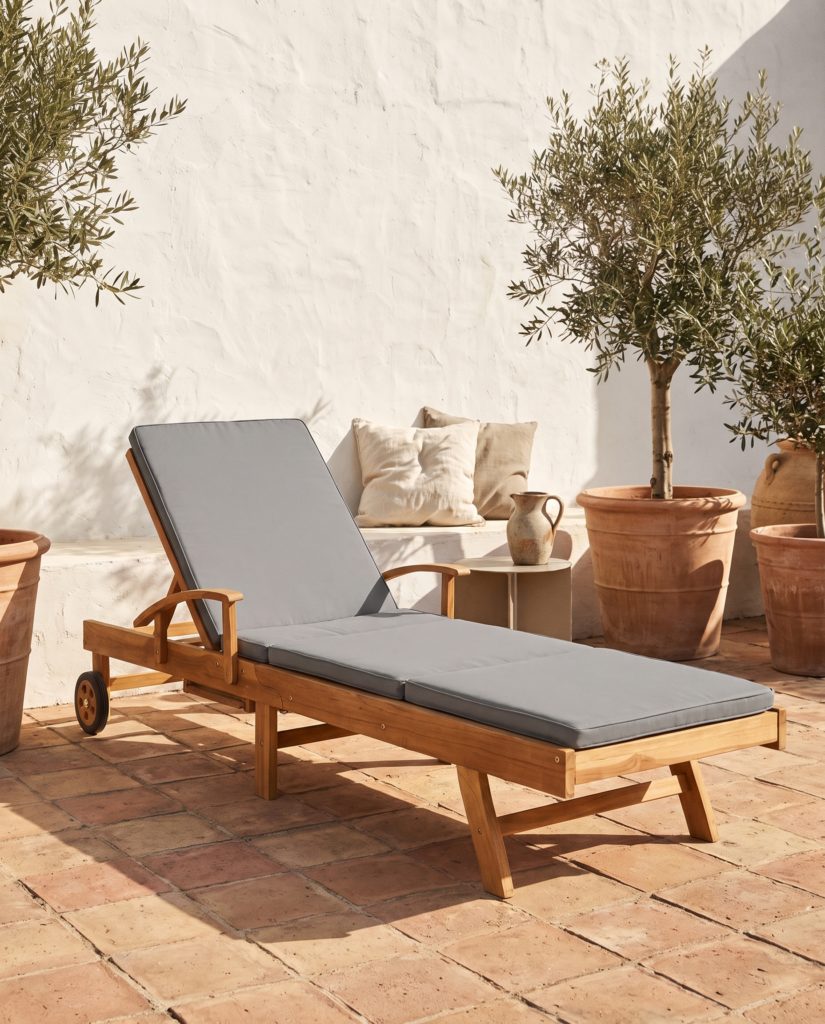 Chaise longue Riva, teck – en situation