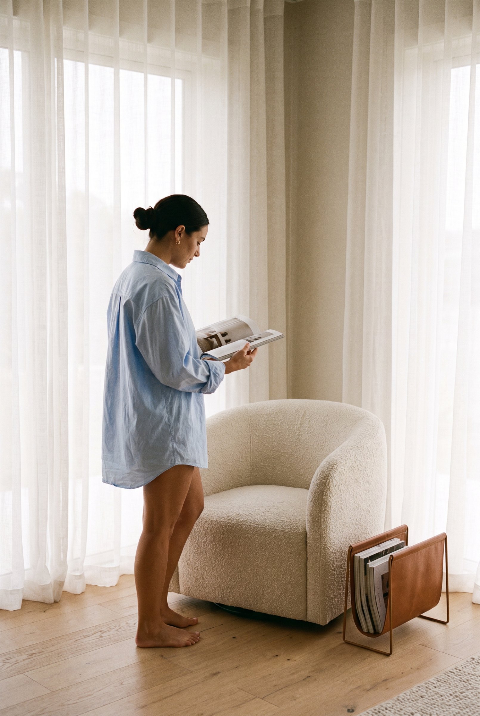 Femme lisant un magazine près d'un fauteuil bouclé
