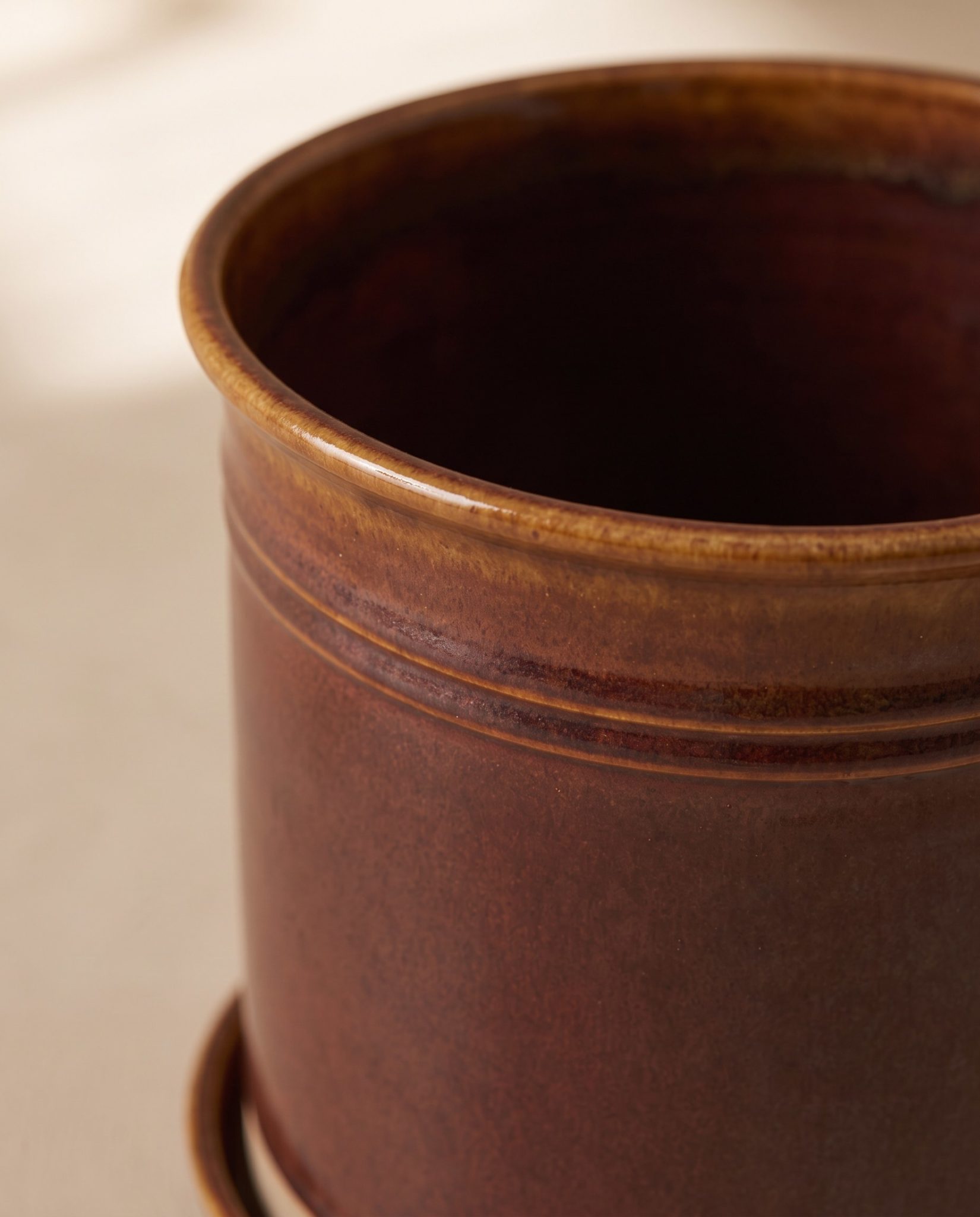 Cache-pot Racine, grès brun – détail
