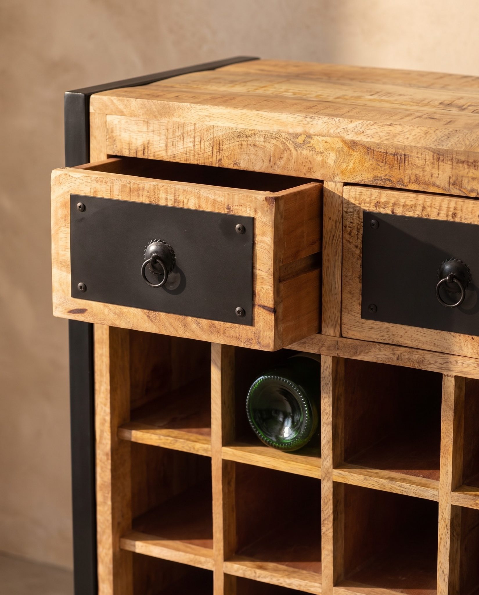 Casier à vin Cep, manguier – détail