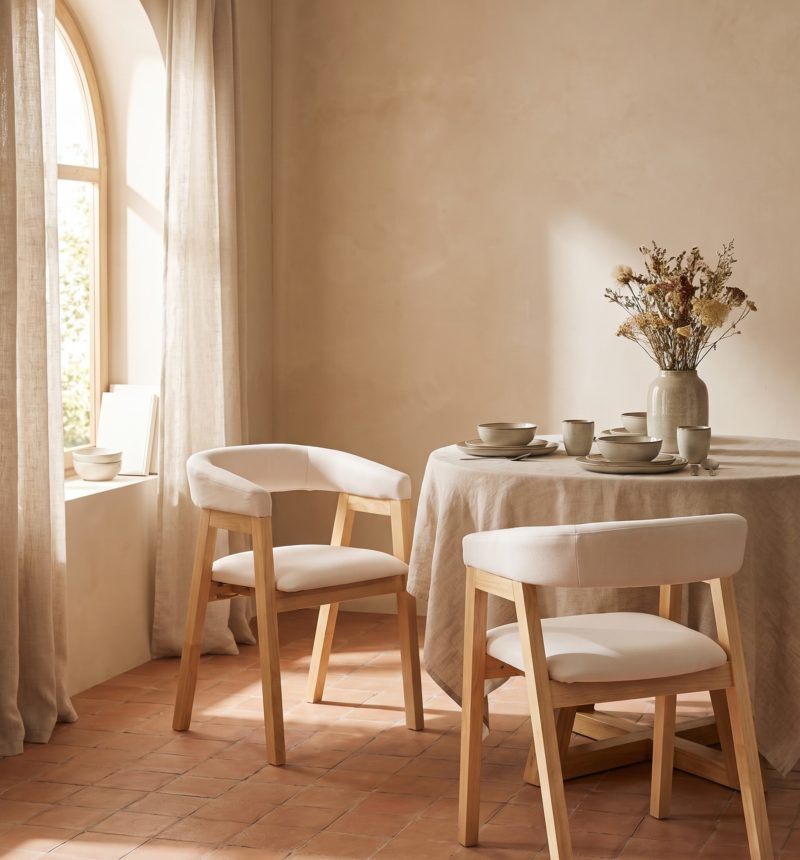 Chaise Anouk, bois et tissu crème – en situation