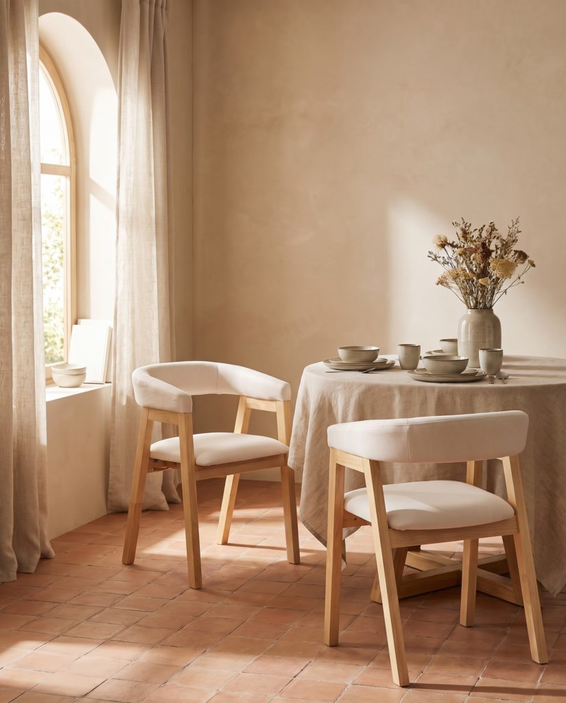 Chaise Anouk, bois et tissu crème – en situation