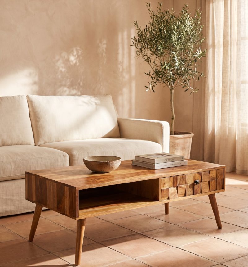 Table basse Ambre, bois massif miel – en situation