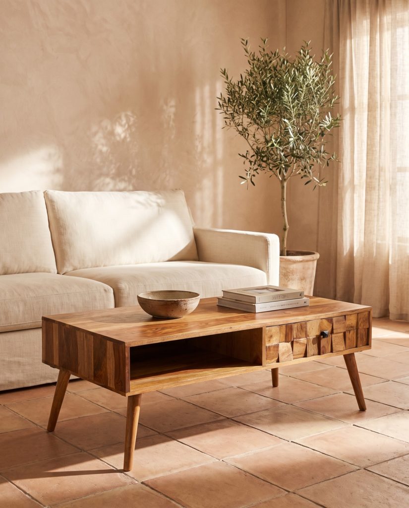 Table basse Ambre, bois massif miel – en situation